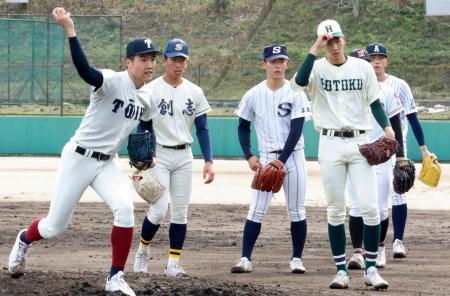 　野球のＵ-１８日本代表候補の強化合宿で練習する選手たち＝４日、奈良県内