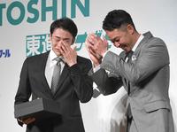 　北島康介氏（右）の登場に感極まる入江陵介（撮影・佐々木彰尚）