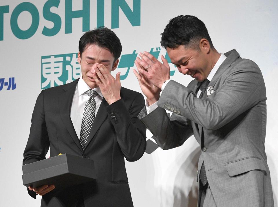 　北島康介氏（右）の登場に感極まる入江陵介（撮影・佐々木彰尚）