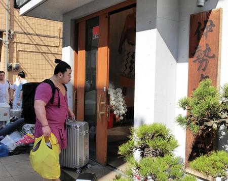 　荷物を持って伊勢ケ浜部屋に入る力士