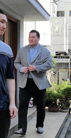 　伊勢ケ浜部屋から出る宮城野親方