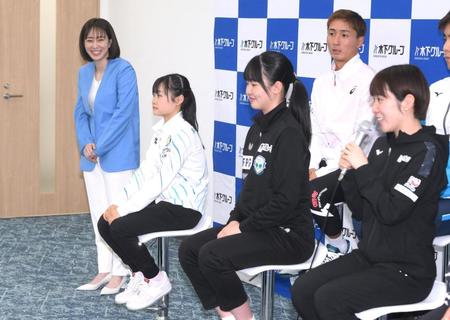 　質問に答える平野美宇（右端を）笑顔で見つめる石川佳純さん（左端）＝撮影・堀内翔