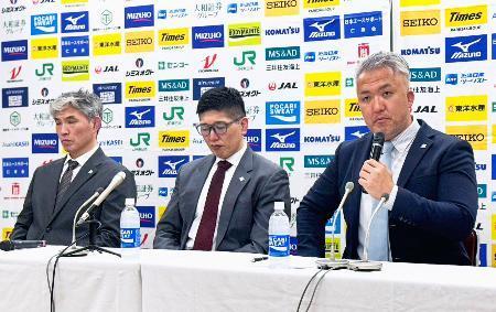 　記者会見に臨む（右から）柔道日本男子の鈴木桂治監督、全柔連の金野潤強化委員長、日本女子の増地克之監督＝８日、東京都文京区の講道館