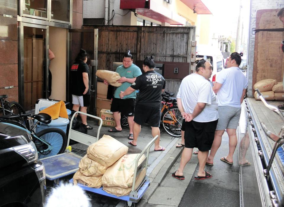 　旧宮城野部屋から荷物を運び出す力士たち