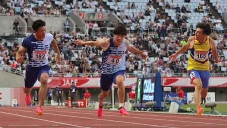 　男子１００メートル決勝で小池祐貴（左）らとの接戦を制し、初優勝を決めた坂井隆一郎（中央）