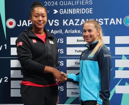 　ユリア・プチンツェワと握手する大坂なおみ（撮影・金田祐二）