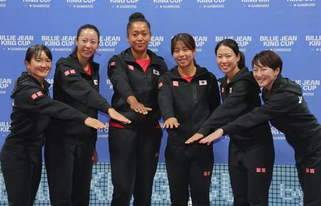 　勝利を目指す日本チーム（左から）青山修子、柴原瑛菜、大坂なおみ、本玉真唯、日比野菜緒、杉山愛監督（撮影・金田祐二）