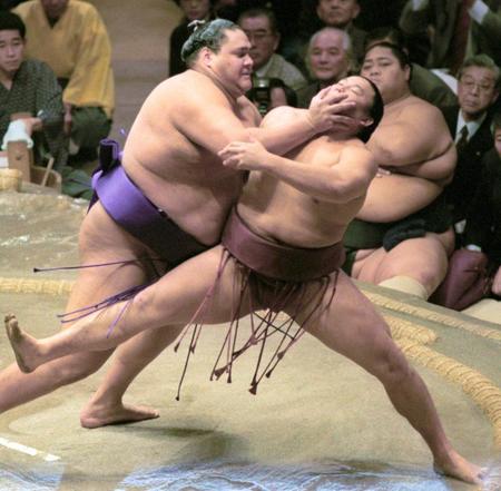 　１９９３年１月、大相撲初場所千秋楽で貴花田（当時、右）を押し出しで破り、優勝を決めた曙さん