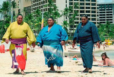 　ワイキキビーチを散策する（左から）曙、小錦、武蔵丸＝１９９３年６月