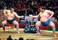 　１９９５年２月、古式大相撲で横綱貴乃花（左）とともに、「三段構え」を披露する曙さん