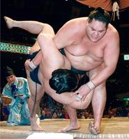 　１９９７年大相撲夏場所千秋楽で、横綱貴乃花を破り優勝決定戦に持ち込んだ曙さん（右）