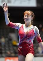 　女子個人総合予選の平均台の演技を終え、歓声に応える杉原愛子