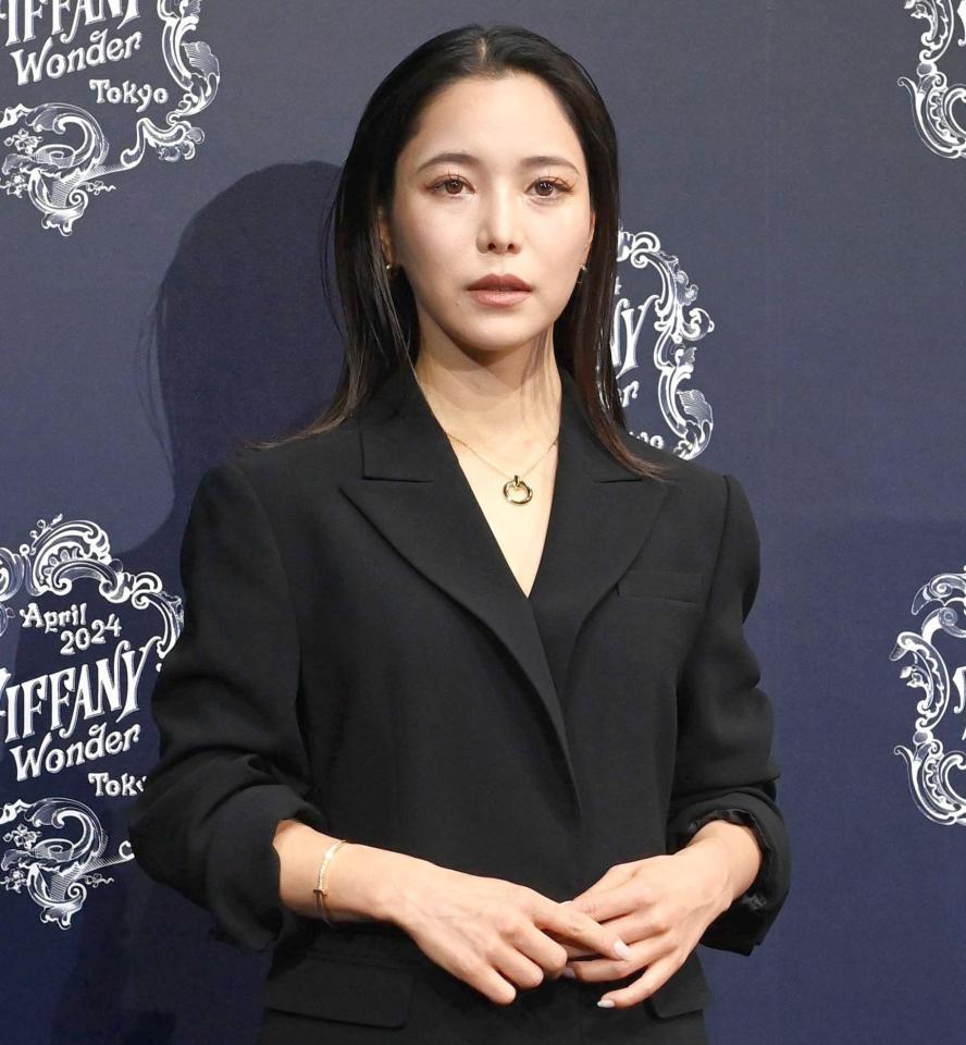 　シックな装いの高梨沙羅（撮影・園田高夫）