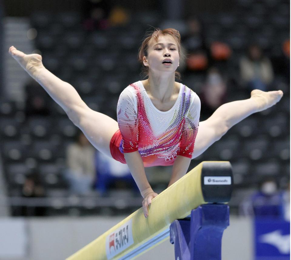 　女子個人総合予選の杉原愛子の平均台