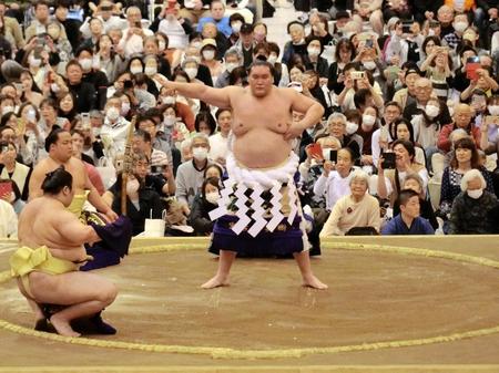 　横綱土俵入りを披露する照ノ富士