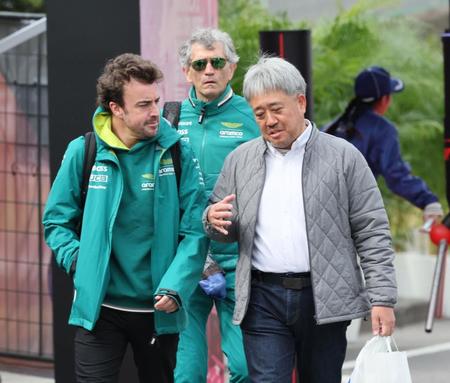 　元ホンダの山本雅史氏（右）とサーキット入りするアストン・マーチンのフェルナンド・アロンソ＝鈴鹿サーキット