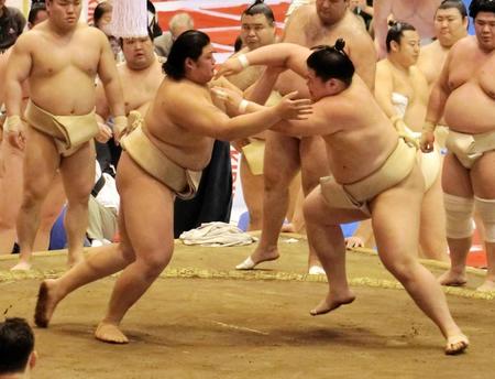 　申し合い稽古をする大の里（左）