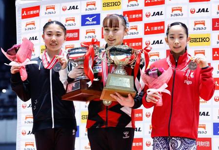 　表彰式で写真に納まる女子個人総合で優勝した宮田笙子（中央）、２位の岸里奈（左）、３位の中村遥香