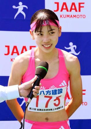 　女子８００メートル（タイムレース）で１位となりインタビューで笑顔の久保凜＝共同