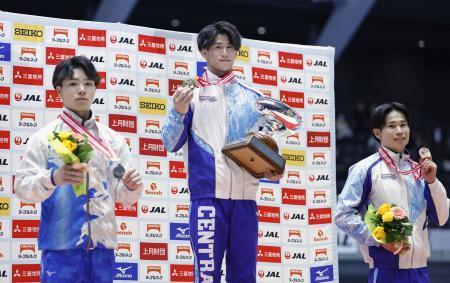 　表彰式で写真に納まる男子個人総合で優勝した橋本大輝（中央）、２位の岡慎之助（左）、３位の萱和磨＝高崎アリーナ