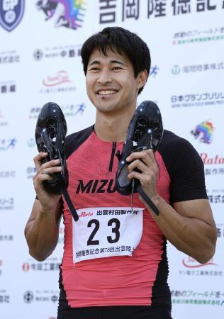 　男子１００メートルで優勝し笑顔を見せる飯塚翔太＝島根県立浜山公園陸上競技場