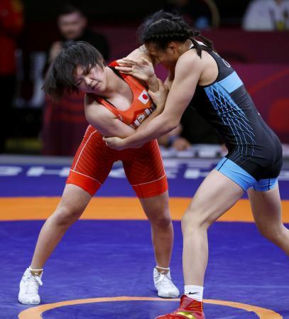 　女子５７キロ級決勝　中国選手（右）と対戦する桜井つぐみ＝ビシケク（共同）