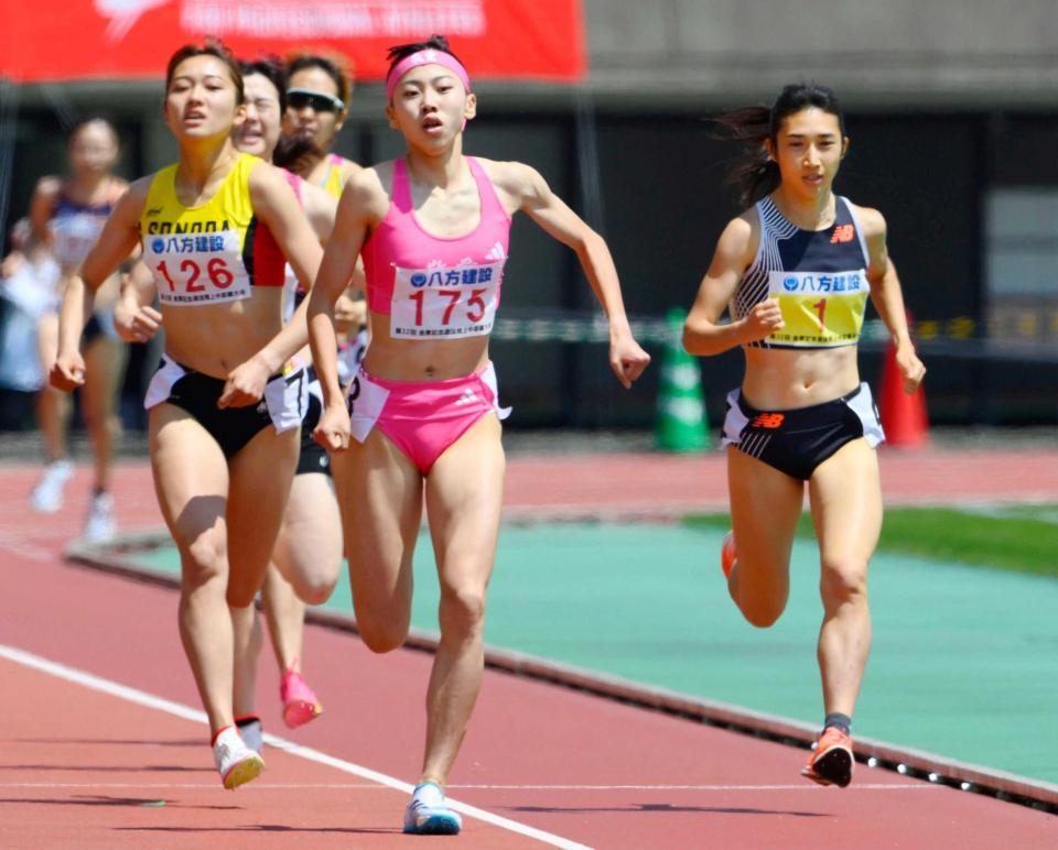 　女子８００メートル（タイムレース）で力走する久保凜（１７５）と田中希実（１）