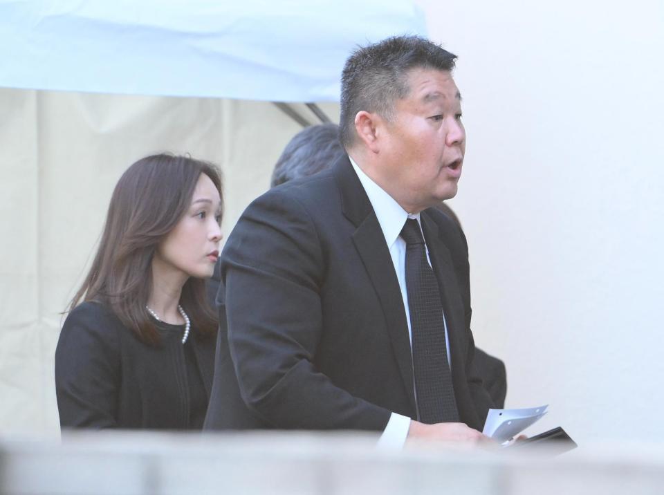 　元横綱・曙太郎さんの葬儀に参列した元横綱・若乃花の花田虎上夫妻（撮影・伊藤笙子）