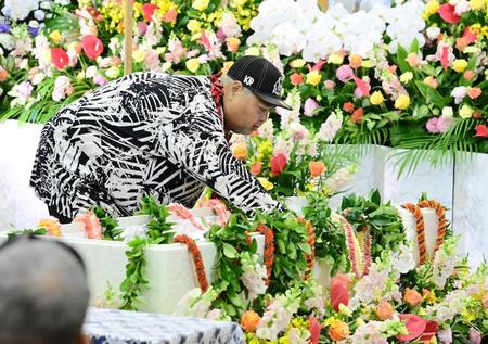 　元横綱・曙太郎さんの葬儀で曙さんに手を添える小錦八十吉氏（代表撮影）