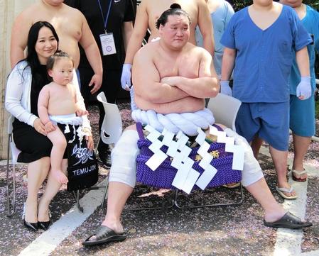 【写真】衝撃！照ノ富士の長男、照務甚くん　１歳４カ月で体重は５歳児並みの１７キロ　ドルジハンド夫人の膝の上で凜々しい表情