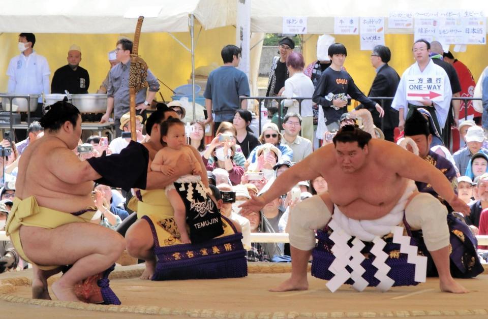 　長男・照務甚（てむじん）くんの前で横綱土俵入りを行う照ノ富士