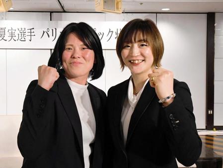 　今井優子コーチ（左）と角田夏実＝４月１３日撮影