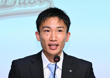 　記者会見で日本代表からの引退を表明する桃田賢斗