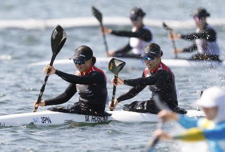 　女子カヤックペア５００メートル決勝　４位だった細見茉弥（左）、浦田樹里組＝海の森水上競技場