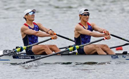 　男子軽量級ダブルスカル決勝　１位となった宮浦真之（左）、古田直輝組。パリ五輪出場権を獲得＝忠州（共同）