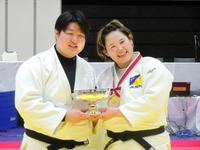 　全日本女子選手権で初優勝した瀬川麻優（右）と夫の勇気さん