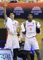 　ベンチから仲間を見守る八村塁（右）と渡辺雄太（２０２１年７月１８日撮影）