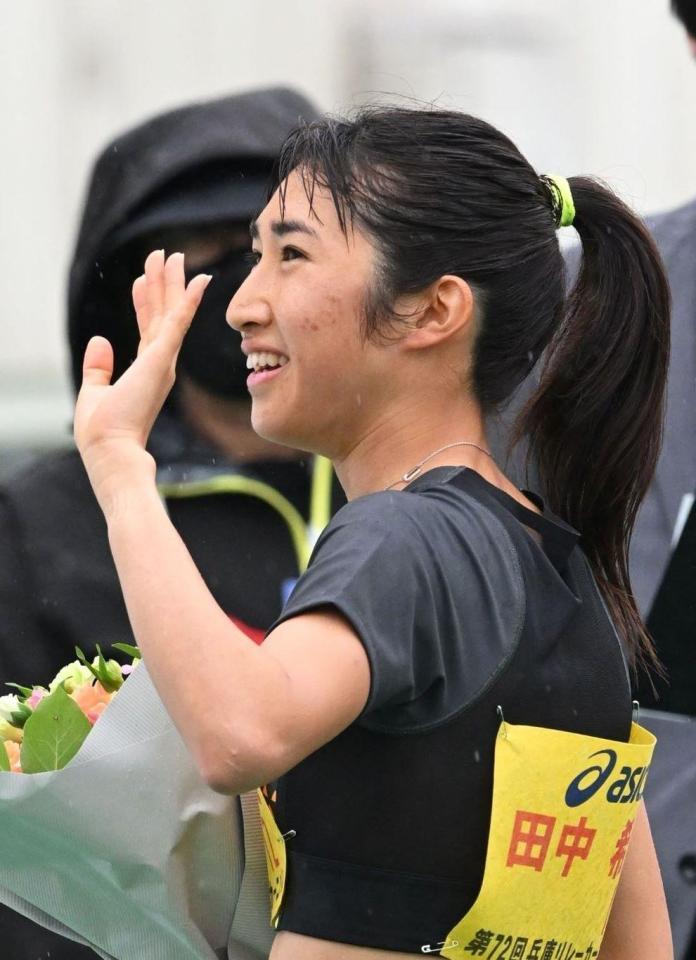 　レース後、花束を手に笑顔を見せる田中希実