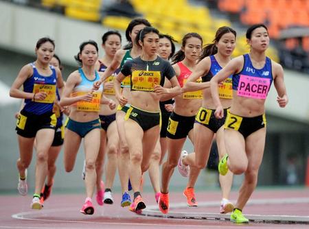 　女子１５００メートルで力走する田中希実（手前左）。４分７秒４９で４連覇した