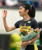 　声援に応える田中希実