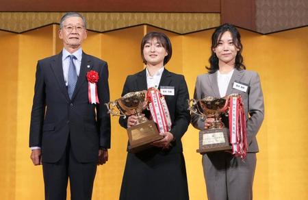 　日本スケート連盟の表彰祝賀会でＪＯＣ杯を授与された（右から）高木美帆、坂本花織（アフロ／ＪＳＦ）