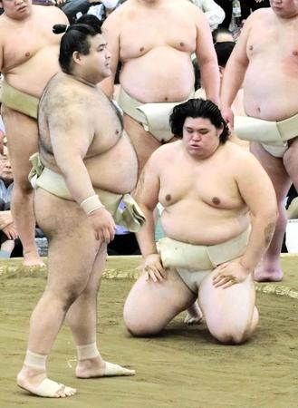 　ぶつかり稽古で高安（左）の胸を借りた大の里は、途中で座って息を整える