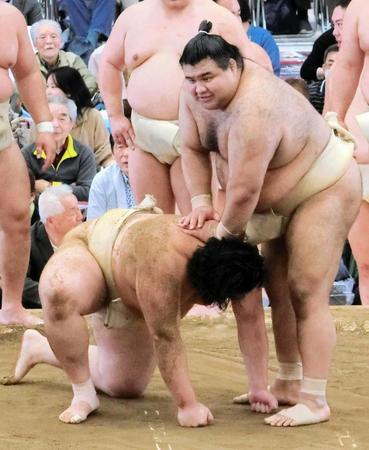 　ぶつかり稽古で大の里を上から押す高安