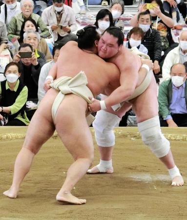 　霧島（背中）と相撲をとる照ノ富士