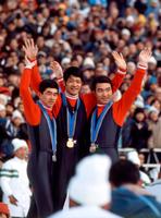 　１９７２年札幌冬季五輪のスキー・ジャンプ70メートル級で表彰台を独占した（左から）２位の金野昭次さん、優勝した笠谷幸生さん、３位の青地清二さん＝宮の森