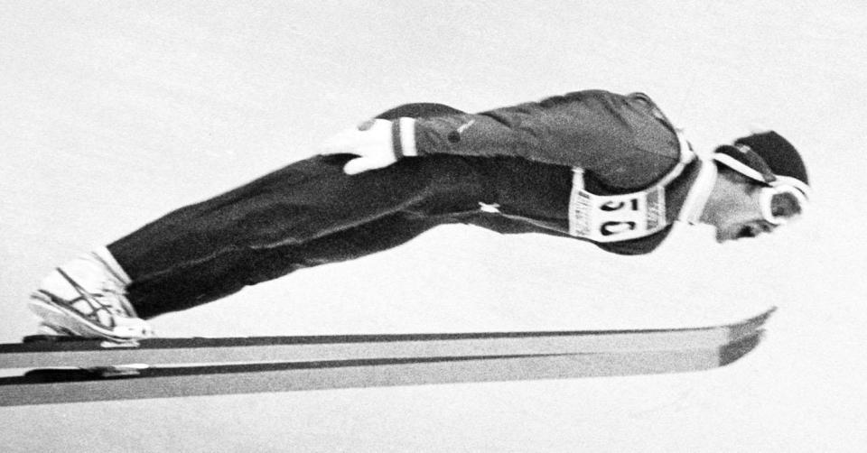 　１９７２年札幌冬季五輪のスキー・ジャンプ90メートル級で、美しいフォームで飛ぶ笠谷幸生さん＝大倉山