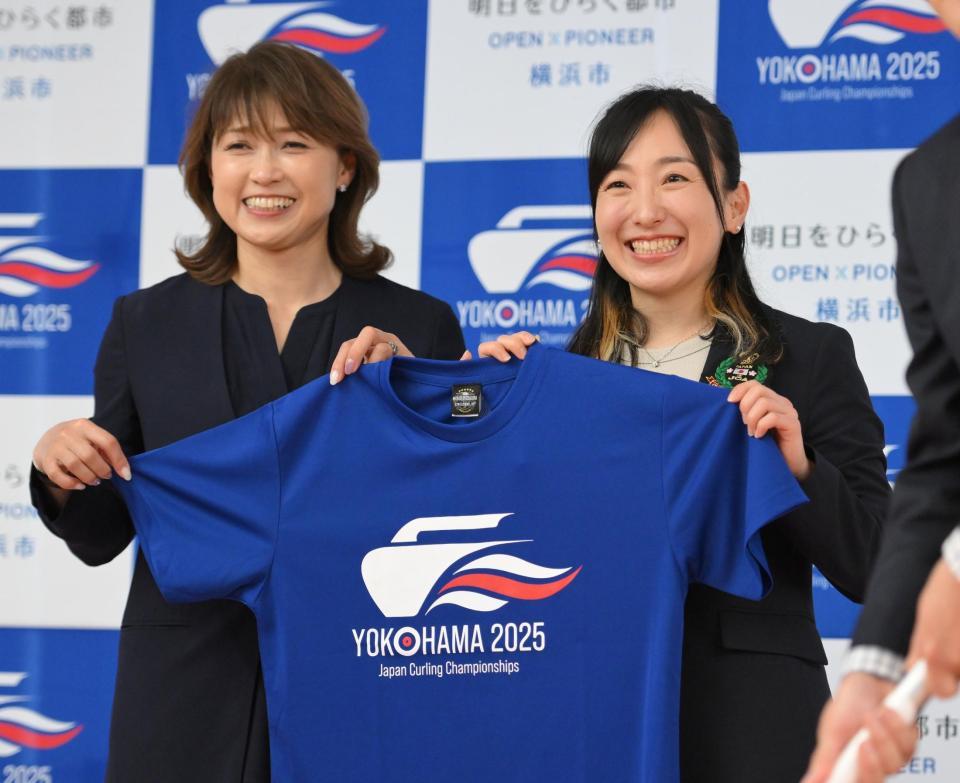 　「日本カーリング選手権大会　横浜２０２５」開催に笑顔を見せるＪＣＡ・岡崎朋美理事（左）と藤沢五月（撮影・伊藤笙子）