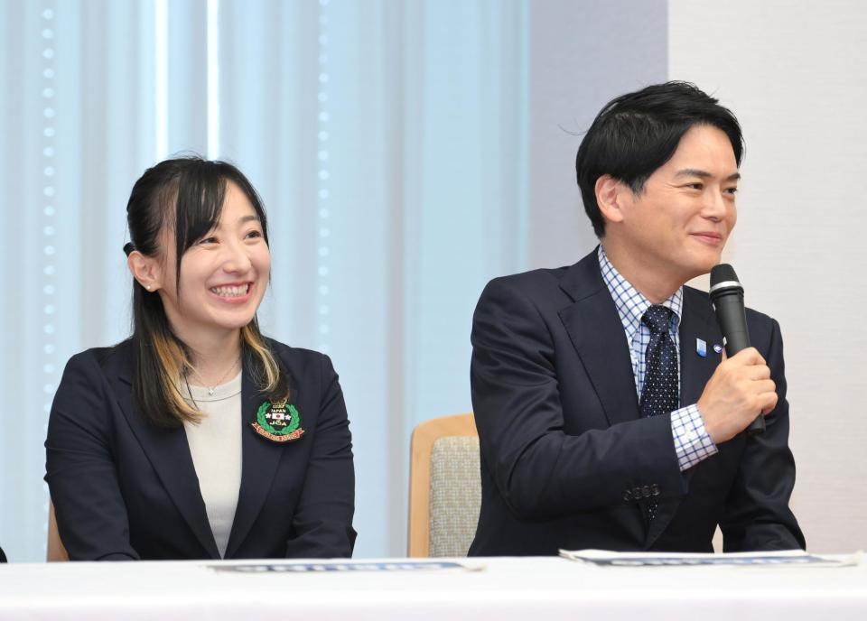 　今後の継続的なカーリング大会開催についての山中竹春横浜市長（右）の前向きなコメントに笑顔を見せる藤沢五月（撮影・伊藤笙子）