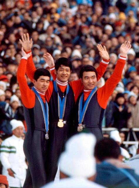 　１９７２年札幌冬季五輪のスキー・ジャンプ７０メートル級で表彰台を独占した（左から）２位の金野昭次さん、優勝した笠谷幸生さん、３位の青地清二さん