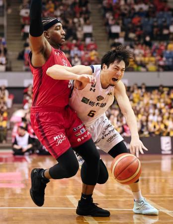 　千葉Ｊ戦で突破を試みる宇都宮の比江島（右）＝千葉ポートアリーナ（（Ｃ）Ｂ．ＬＥＡＧＵＥ）